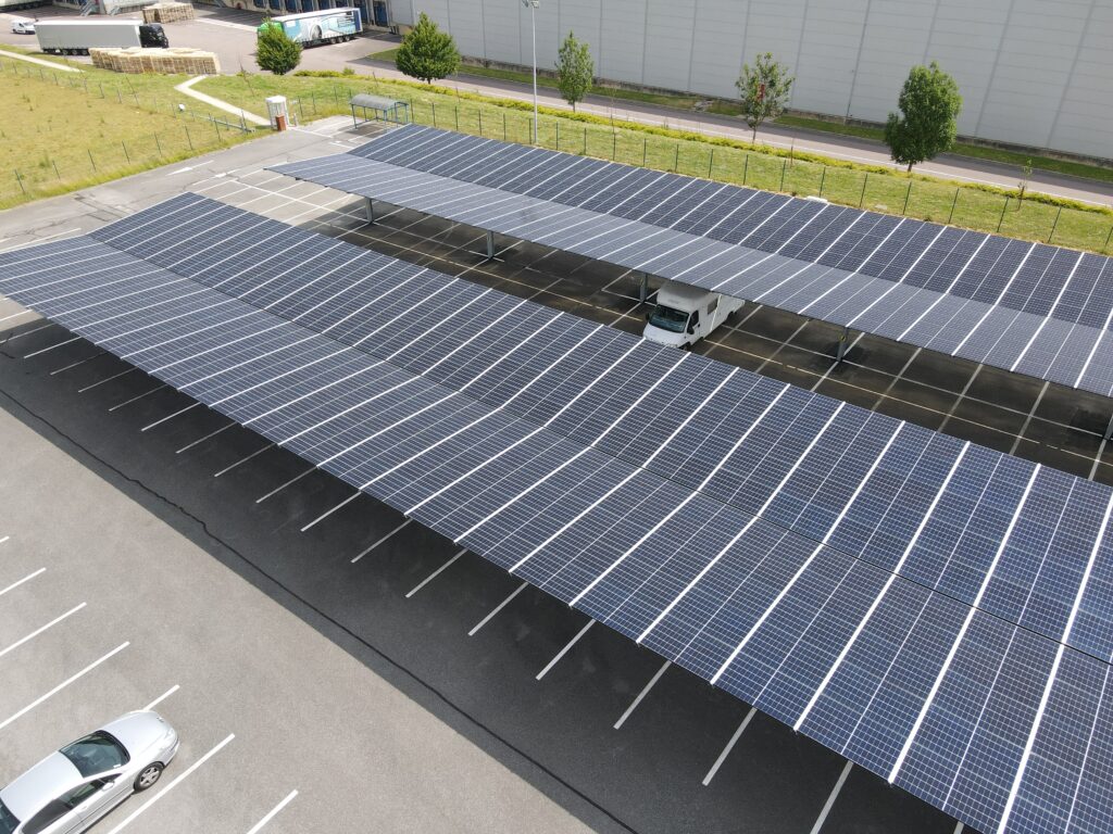 Ombrière photovoltaïque sur parking industriel