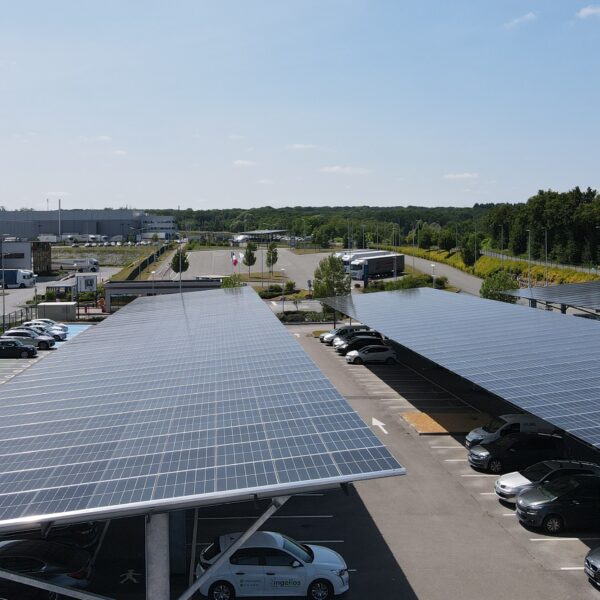 Ombrière photovoltaïque sur parking industriel · obligation loi APER