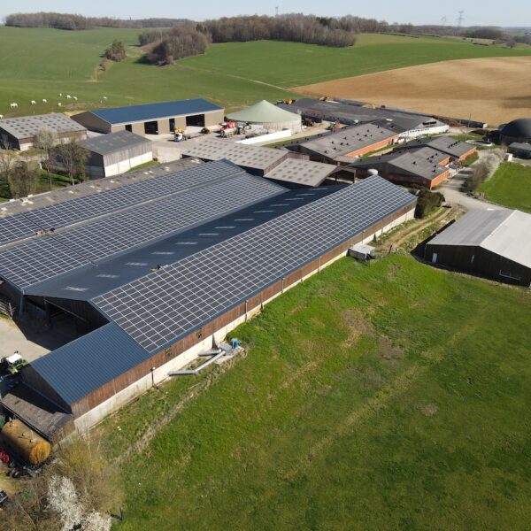 Prez-08-Hangar-agricole-Professionnel-panneaux-photovoltaïques-500-kWc-GAEC-Demorgny-1-l-Silicéo