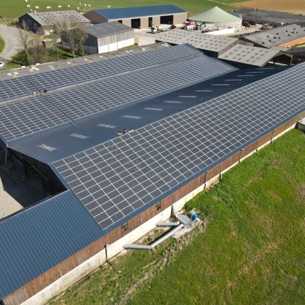 Prez-08-Hangar-agricole-Professionnel-panneaux-photovoltaïques-500-kWc-GAEC-Demorgny-2-l-Silicéo