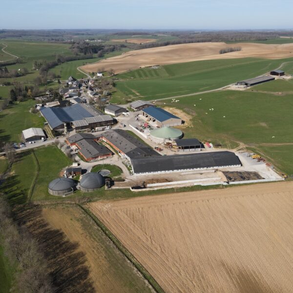 Prez-08-Hangar-agricole-Professionnel-panneaux-photovoltaïques-500-kWc-GAEC-Demorgny-3-l-Silicéo